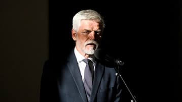 Ilustrační obrázek k Pavel si podal ruku s britským důstojníkem, fotomontáž z něj udělala Putina