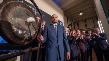 Ilustrační obrázek k Akcie CSG se dlouhodobě propadají a rozhodnutí ÚS o účasti prezidenta na summitu to nezměnilo