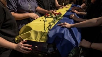 Ilustrační obrázek k Zprávy o chlapci, který „pohřbil osm otců“, jsou falešné. Chlapec se pohřbů účastní jako dobrovolník