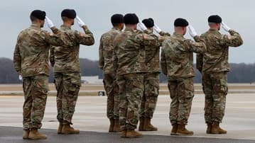 Ilustrační obrázek k Příspěvek zveličuje americké ztráty na Blízkém východě, fotografie s rakvemi padlých pochází z videa vytvořeného AI